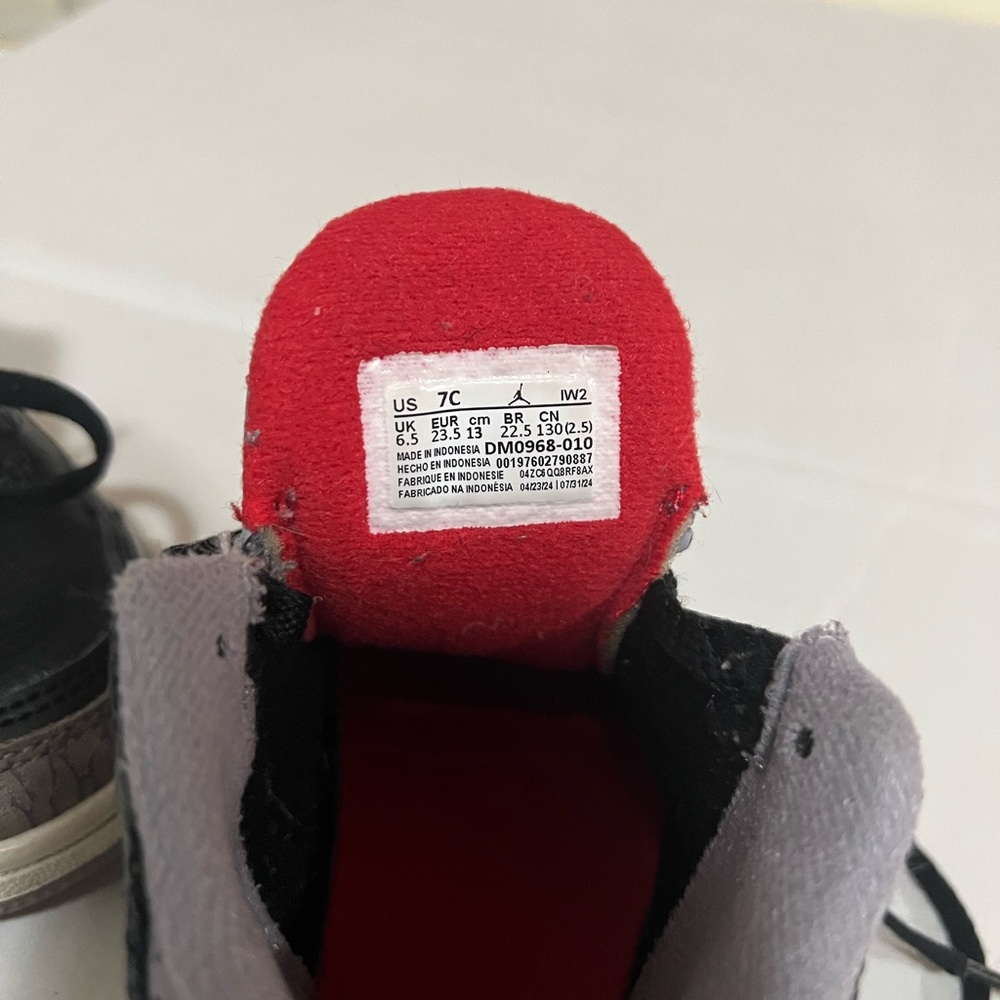 Jordan Kids' Black, Gray & Red Retro Sneakers - Picture 5 of 6